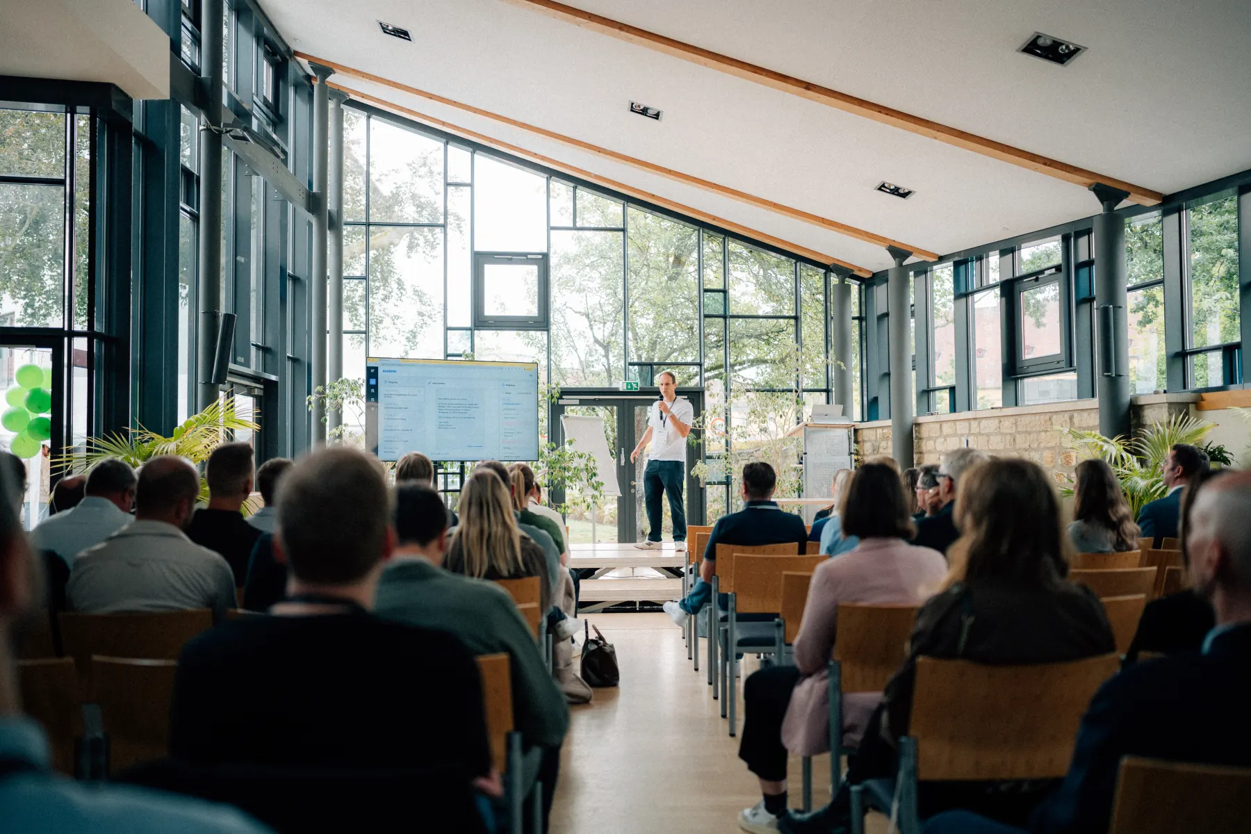 Startup-Demo vor vollem Saal auf der innovate!mittelstand 2026